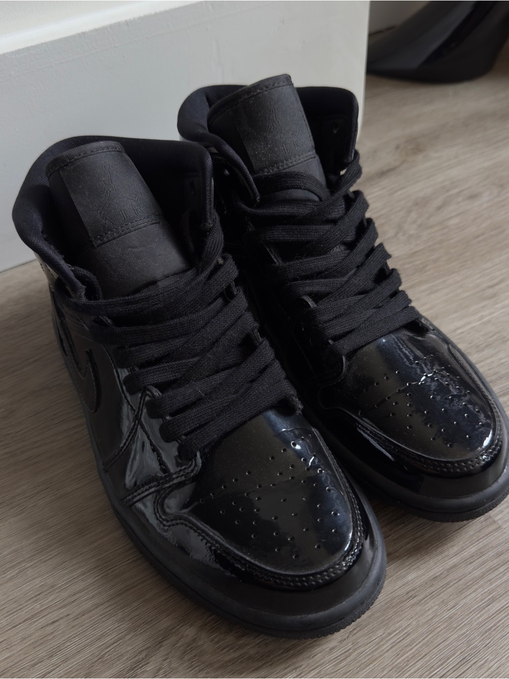Nike Air Jordan 1 Mid Patent Leather Triple Black Shoes BQ6472-002 W 7.5